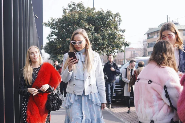 Milan, İtalya - 21 Şubat 2018: Moda kızlar Gucci moda sonra poz Milano Moda haftasında - sokak stili kavramı göstermek
