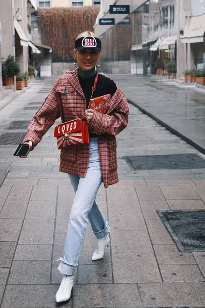 Milão Itália Fevereiro 2018 Aparência Moda Uma Menina Com Roupas — Fotografia de Stock