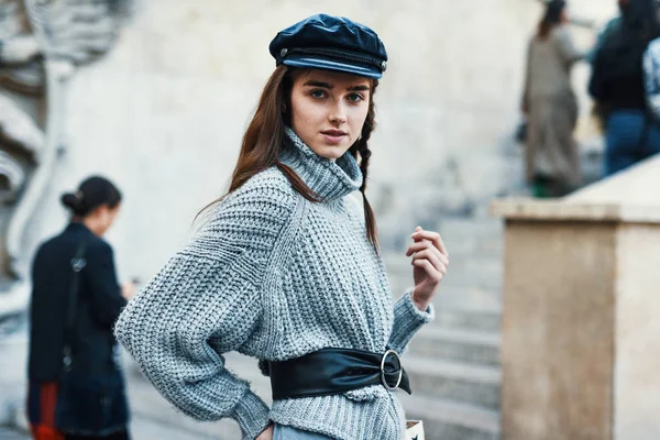Oktober 2018 Paris Frankrijk Beïnvloeder Met Stijlvolle Outfit Poseren Tijdens — Stockfoto