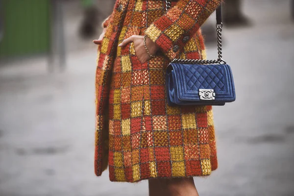 Oktober 2018 Paris Frankrike Flickan Bär Snygg Chanel Handväska Efter — Stockfoto