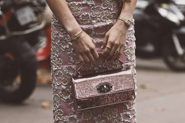 2 Ekim 2018: Paris, Fransa - kız bir defile sonra Paris moda haftası - Pfwss19 şık bir Miu Miu el çantası giyiyor