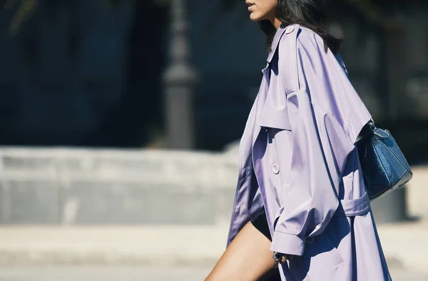 2018 フランス ファッショナブルなハンドバッグとパリ ファッション ウィーク中にスタイリッシュな服を持つ少女 Pfwss19 — ストック写真