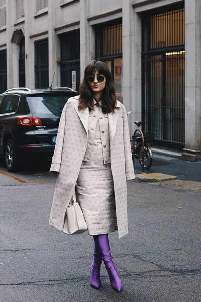 Milão Itália Fevereiro 2018 Menina Moda Vestindo Roupas Acessórios Max — Fotografia de Stock