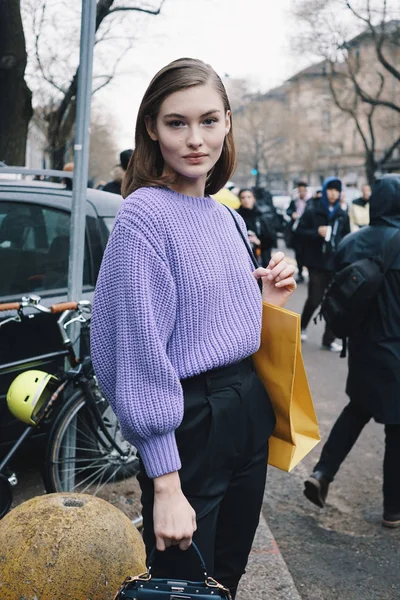 Milán Italia Febrero 2018 Modelo Moda Posando Después Del Desfile —  Fotos de Stock