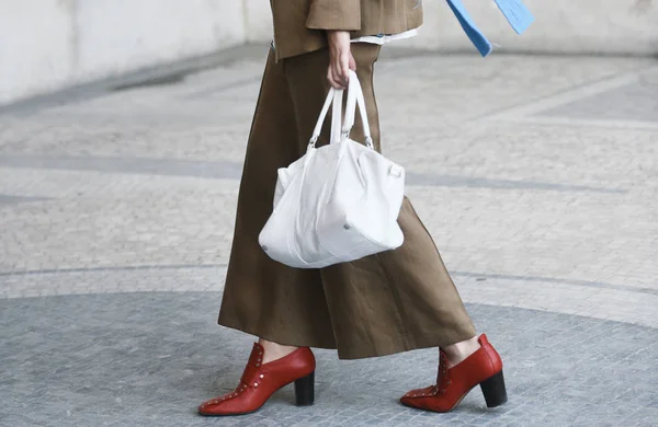 September 2018 Parijs Frankrijk Girl Met Modieuze Schoenen Stijlvolle Outfit — Stockfoto