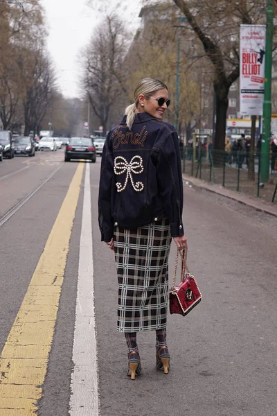Milan Italië Februari 2018 Meisje Met Modieuze Outfit Die Zich — Stockfoto