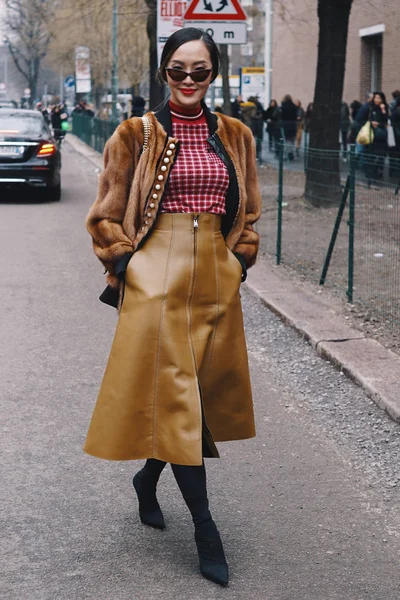 Milán Italia Febrero 2018 Chicas Moda Que Usan Ropa Fendi —  Fotos de Stock