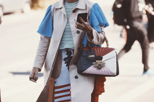 Σεπτεμβρίου 2018 Παρίσι Γαλλία Κοπέλα Φορώντας Μια Κομψή Τσάντα Χειρός — Φωτογραφία Αρχείου
