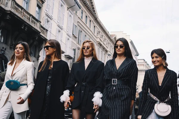 Milán Italia Febrero 2018 Modelos Moda Bloggers Influencers Posando Caminando — Foto de Stock