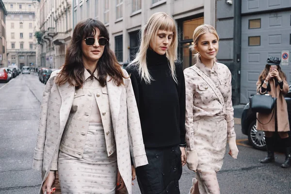 Milan Italy February 2018 Fashionable Girl Walking Fendi Show Milan — Stock Photo, Image