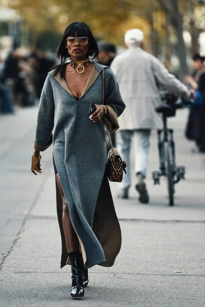September 2018 Paris Frankrike Påverkare Med Snygg Outfit Poserar Paris — Stockfoto