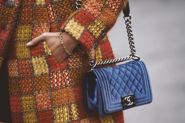 Oktober 2018 Paris France Mädchen Mit Stylischer Chanel Handtasche Nach — Stockfoto