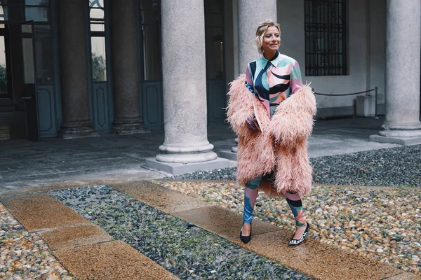 Milán Italia Febrero 2018 Influenciador Moda Posando Después Espectáculo Durante — Foto de Stock