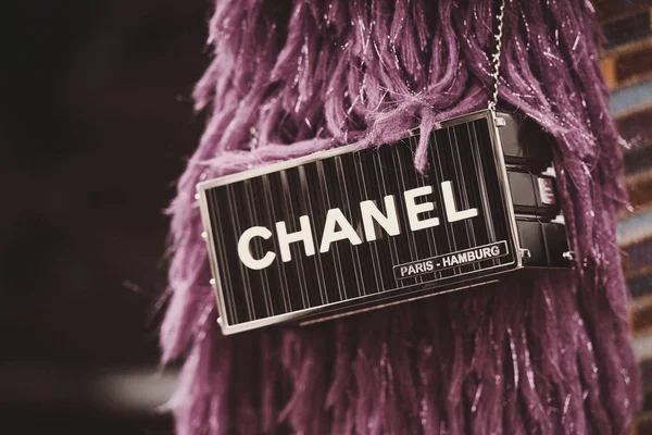 2 Ekim 2018: Paris, Fransa - Paris moda haftası - Pfwss19 sırasında bir defile dışında bir Chanel çanta giyen moda kız