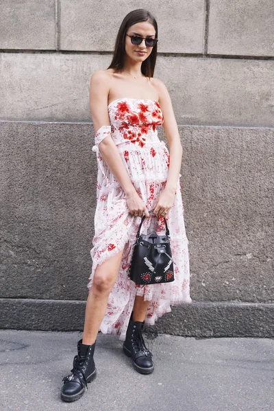 Milan Italy February 2018 Stylish Girl Posing Photographers Ermano Scervino — Stock Photo, Image