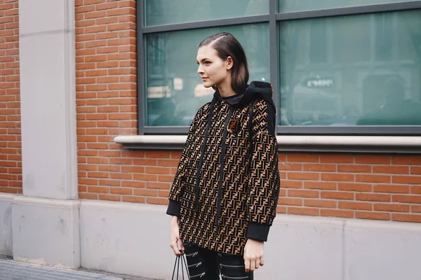Milano Italien Februari 2018 Mode Modell Poserar Fendi Kläder Efter — Stockfoto
