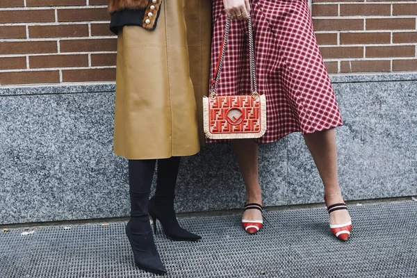 Milão Itália Fevereiro 2018 Meninas Moda Vestindo Roupas Acessórios Fendi — Fotografia de Stock