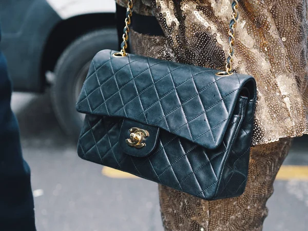 Milan Italy February 2018 Fashionable Girl Wearing Chanel Luxury Bag — Stock Photo, Image