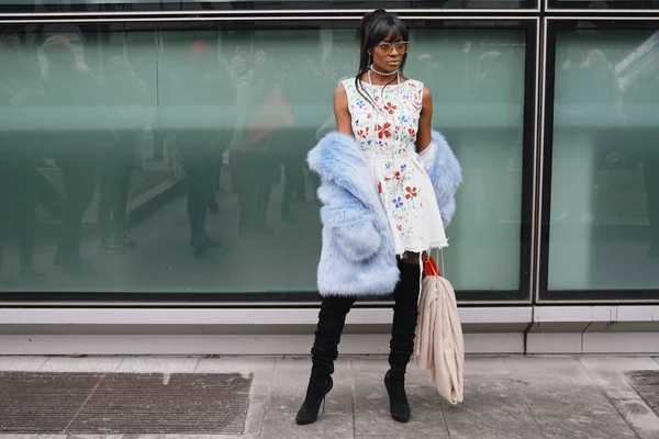 Milán Italia Febrero 2018 Apariencia Moda Una Fashionista Con Ropa — Foto de Stock