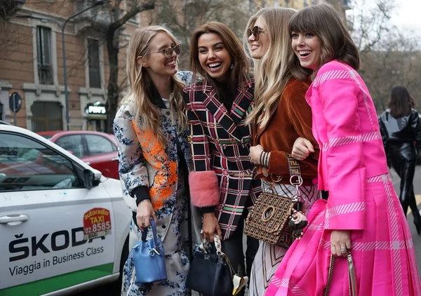 Milán Italia Febrero 2018 Muchacha Moda Caminando Después Del Espectáculo — Foto de Stock