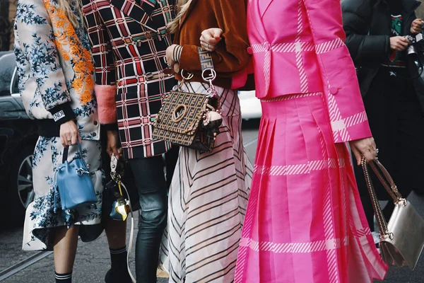 Милан Италия Февраля 2018 Года Модные Девушки Одежде Аксессуарах Fendi — стоковое фото