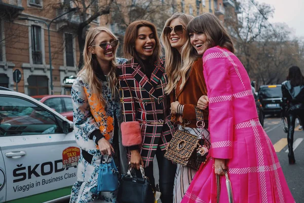 Milán Italia Febrero 2018 Muchacha Moda Caminando Después Del Espectáculo — Foto de Stock