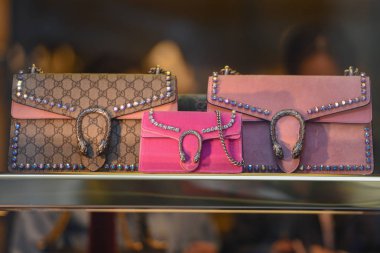 Venice, İtalya - 4 Mayıs 2018: Gucci çanta bir mağazada Venedik - lüks alışveriş kavramı