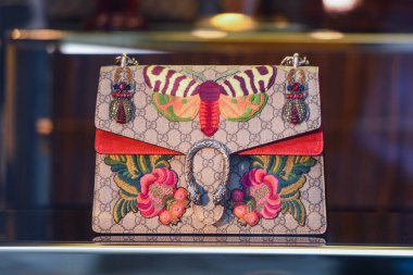 Venice, İtalya - 4 Mayıs 2018: Gucci çanta bir mağazada Venedik - lüks alışveriş kavramı