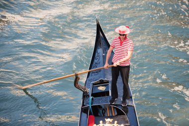 Venice, İtalya - 4 Mayıs 2018: Kanal ile gondol Venedik, İtalya.
