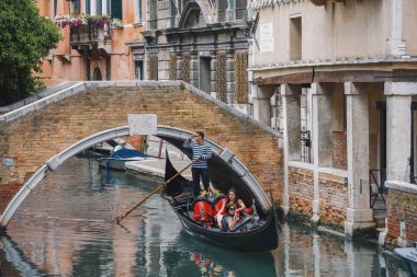 Venice, İtalya - 4 Mayıs 2018: Kanal ile gondol Venedik, İtalya.