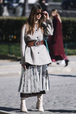 Paris, Fransa-Şubat 27, 2019: sokak tarzı kıyafet-Paris moda haftası sırasında bir moda gösterisi sonra moda kişi-Pfwfw19
