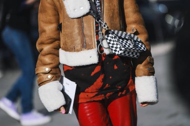 Paris, Fransa-Şubat 27, 2019: sokak tarzı kıyafet-Paris moda haftası sırasında bir moda gösterisi sonra moda kişi-Pfwfw19