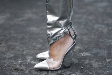 Paris, Fransa - 01 Mart 2019: Sokak stil kıyafeti - süslü ayakkabılar ayrıntılı bir moda sonra Paris moda haftası - Pfwfw19 göster