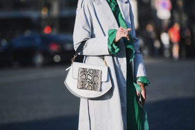 Paris, Fransa-27 Şubat 2019: Paris moda haftası sırasında bir moda gösterisi sonra ayrıntılı sokak tarzı kıyafet-Pfwfw19