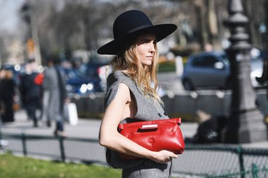 Paris, Fransa-27 Şubat 2019: sokak tarzı kıyafet-Blanca Milo ' Scrimieri Paris moda haftası sırasında bir moda gösterisi önce-Pfwfw19