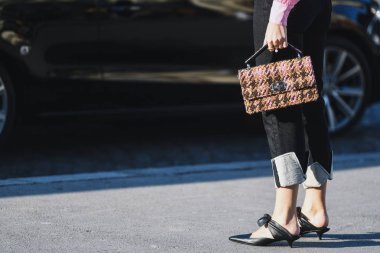 Paris, Fransa-Şubat 27, 2019: sokak tarzı kıyafet-Paris moda haftası sırasında bir moda gösterisi sonra moda kişi-Pfwfw19