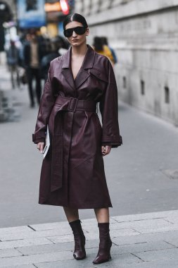 Paris, Fransa - 01 Mart 2019: Sokak stil kıyafeti - moda kişi bir defile sırasında Paris moda haftası - Pfwfw19 sonra