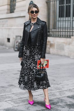 Paris, Fransa - 01 Mart 2019: Sokak stil kıyafeti - moda kişi bir defile sırasında Paris moda haftası - Pfwfw19 sonra