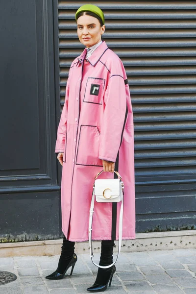 Paris Frankreich Februar 2019 Streetstyle Outfit Courtney Tropwoman Trägt Einen — Stockfoto