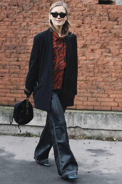 Paris, Fransa - 01 Mart 2019: Sokak stil kıyafeti - moda kişi bir defile sırasında Paris moda haftası - Pfwfw19 sonra