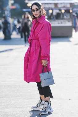 Paris, Fransa-27 Şubat 2019: sokak tarzı kıyafet-Tamara Kalinic Paris moda haftası sırasında bir moda gösterisi önce-Pfwfw19