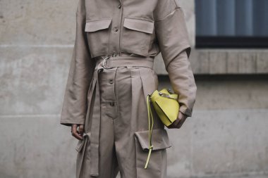 Paris, Fransa - 01 Mart 2019: Sokak stil kıyafeti - Linda Tol bir defile sırasında Paris moda haftası - Pfwfw19 önce