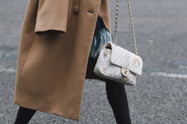 Paris, Fransa-Mart 01, 2019: sokak tarzı kıyafet-Paris moda haftası sırasında bir moda gösterisi sonra-Pfwfw19