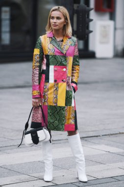 Paris, Fransa - 01 Mart 2019: Sokak stil kıyafeti - Julia Kuczynska bir defile sırasında Paris moda haftası - Pfwfw19 önce