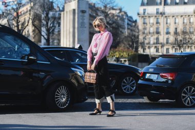 Paris, Fransa-27 Şubat 2019: Influencer Xenia Adonts Paris moda haftası sırasında bir moda gösterisi önce-Pfwfw19