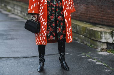 Paris, Fransa-Mart 01, 2019: sokak tarzı kıyafet-Paris moda haftası sırasında bir moda gösterisi önce Leaf Greener-Pfwfw19