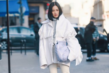 Paris, Fransa-27 Şubat 2019: Paris moda haftası sırasında bir moda gösterisi önce alıcı Tiffany Hsu-Pfwfw19