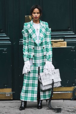 Paris, Fransa-Mart 01, 2019: sokak tarzı kıyafet-Paris moda haftası sırasında bir moda gösterisi önce-Pfwfw19