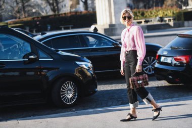 Paris, Fransa-27 Şubat 2019: Influencer Xenia Adonts Paris moda haftası sırasında bir moda gösterisi önce-Pfwfw19