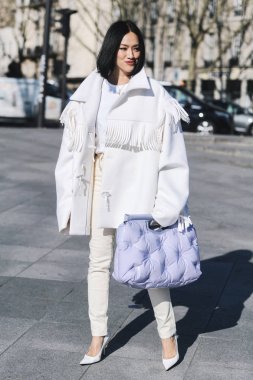 Paris, Fransa-Şubat 27, 2019: sokak tarzı kıyafet-Paris moda haftası sırasında bir moda gösterisi önce Tiffany Hsu-Pfwfw19